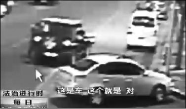 事發(fā)現(xiàn)場監(jiān)控錄像顯示，白圈內(nèi)的被害人老丁，正在牧馬人越野車旁收費(fèi)。 圖片來自電視截圖