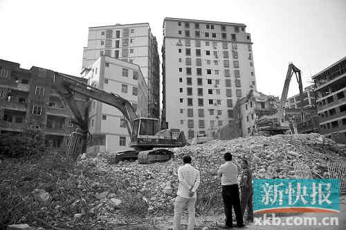 在無數(shù)次專項(xiàng)行動和強(qiáng)拆風(fēng)暴的背后，是衍生出的各色潛規(guī)則。