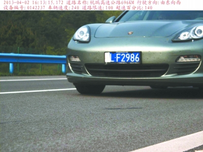 　保時捷飆車被拍瞬間。湖北省高警總隊供圖