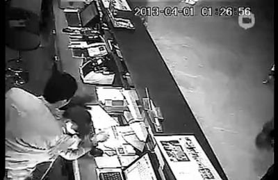第三名白衣男子沖進(jìn)柜臺內(nèi)對女服務(wù)員一頓拳打腳踢。