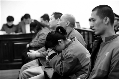 昨日，因涉嫌誘騙男網(wǎng)友進行高額消費，海淀區(qū)一咖啡廳負(fù)責(zé)人及“吧女”等14人受審。新京報記者 王貴彬 攝
