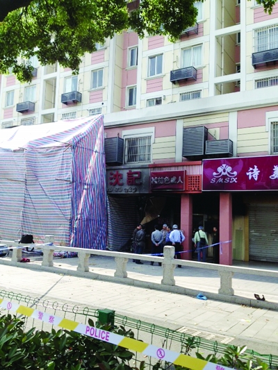 警方勘查事故現(xiàn)場。