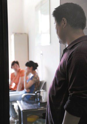 妻子在房內(nèi)勸說女兒時(shí)，楊師傅守在門外