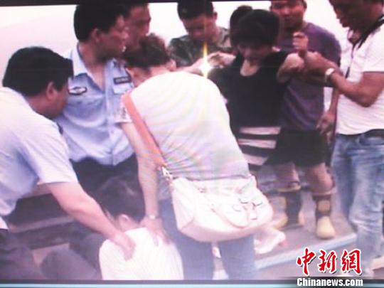 宗德宇緩緩靠近跳樓女子?！O程　攝