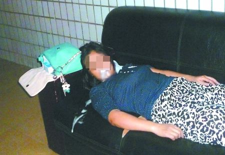 女子橫躺在沙發(fā)上口吐白沫。通訊員 康睿 記者 吳珊 攝