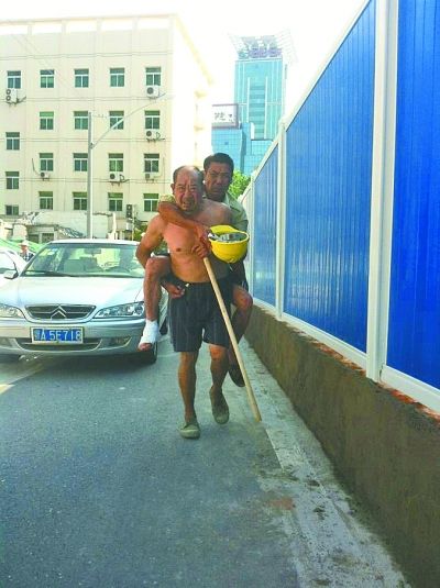 “謝謝，我們身上灰多，怕把車弄臟了”