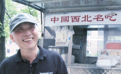 這是謝云峰在美國紐約街頭餐車前的視頻截圖。