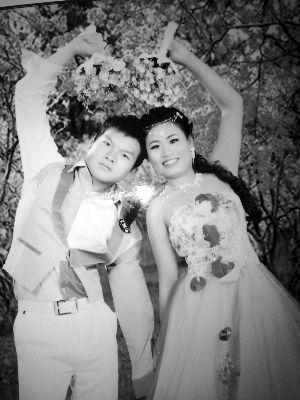 結(jié)婚照中的阿妮笑容燦爛，現(xiàn)實(shí)中，這對“跨國速成夫妻”還處在并不愉快的磨合過程中 本版均為資料圖片