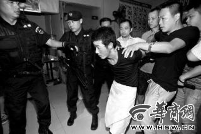 犯罪嫌疑人韓牙某圍著圍裙在廚房內(nèi)拉面，被民警抓獲 本報記者 鄧小衛(wèi) 攝
