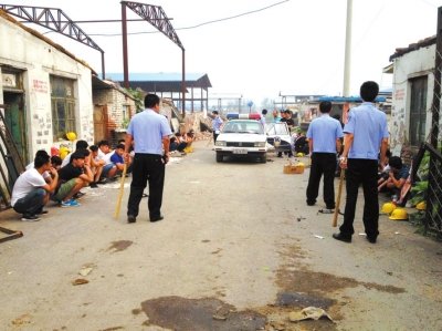 民警繳獲木棍。 讀者供圖