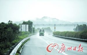 　當天事故發(fā)生的現(xiàn)場處于一個彎道，很多司機反映說來不及減速。