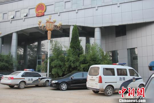 泊頭市人民法院院內(nèi)仍停有無牌制式警車，涉事人員與記者沖突地點僅距法院不足50米。穆玉良 攝