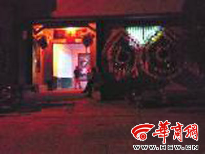 昨晚8時(shí)許，老人的大兒子的家正在辦喪事，屋外擺放著花圈 本報(bào)記者張超攝
