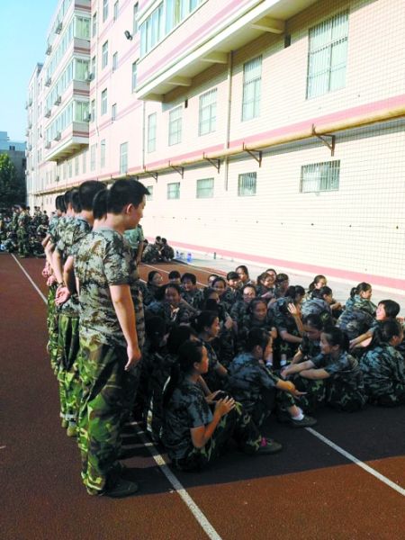 女孩們說，這道“人影陰涼”，為高中時(shí)代的記憶鑲上了一顆珍珠 網(wǎng)友供圖
