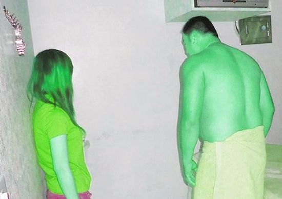 高雄黃姓男子(右)懷疑女友在“喇叭店”兼差，前往調(diào)查順便消費(fèi)時(shí)被警方逮個(gè)正著。(圖／東森新聞)