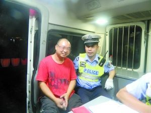 冉強(qiáng)開(kāi)心地接受了民警的處罰和教育。高新區(qū)交巡警支隊(duì)供圖