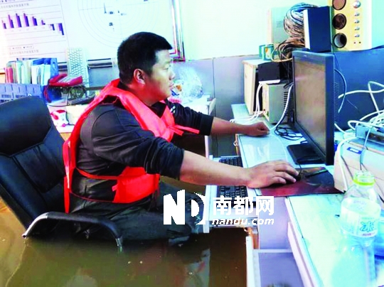 8月31日，黑龍江撫遠氣象局人員在工作中，洪水已將椅座淹沒。圖片來源：中國氣象網