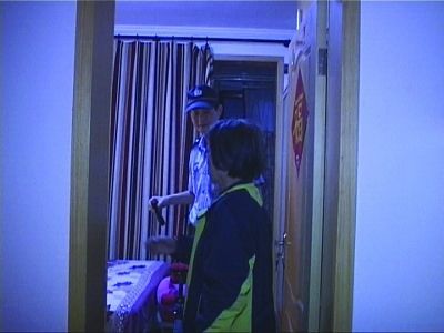 民警幫老人檢查沒發(fā)現(xiàn)有炸彈。