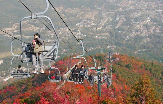 　香山公園“吊籃式”纜車除防護杠外，無其他防護措施。（資料圖）