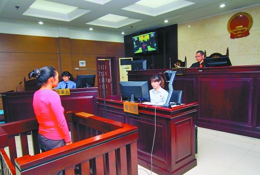    9月29日，萬州區(qū)人民法院，被告王桂娟（化名）在庭審現(xiàn)場(chǎng)。 重慶晨報(bào)記者 胡杰 實(shí)習(xí)生 黃敬坤 攝