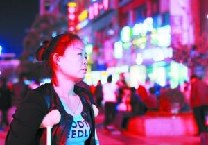 走在燈火闌珊的蘭州街頭，史女士迷茫無助。