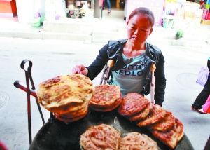 手頭拮據(jù)，每天只能吃一頓飯。