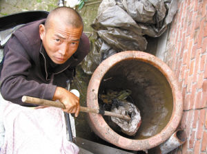 鄭艷良講述鋸?fù)冉?jīng)過。本報(bào)記者 汪洋 攝