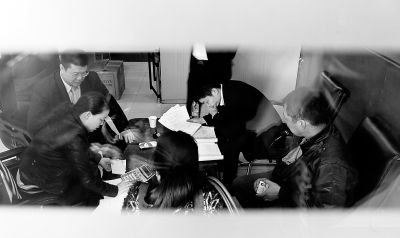今天上午，喜隆多接待處內(nèi)，市場(chǎng)管理方與商戶核對(duì)租金和抵押金數(shù)目