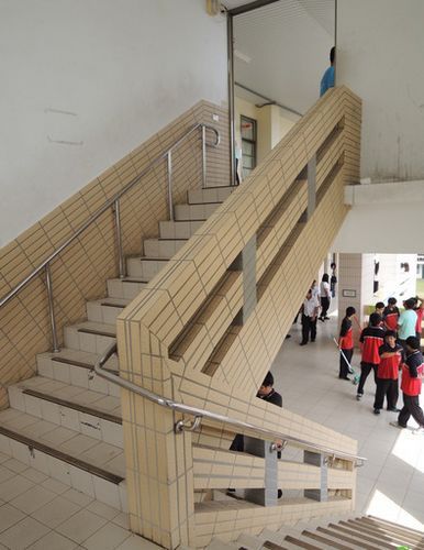 高職樓梯口傳出情殺，嚇壞一群學(xué)生。圖片來源：臺灣媒體
