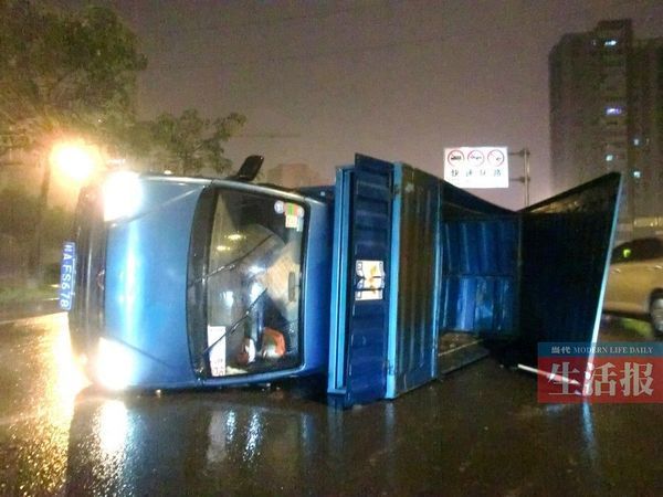 小貨車側(cè)翻現(xiàn)場。