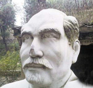 小廟前成了“塌塌鼻”的白求恩雕像。