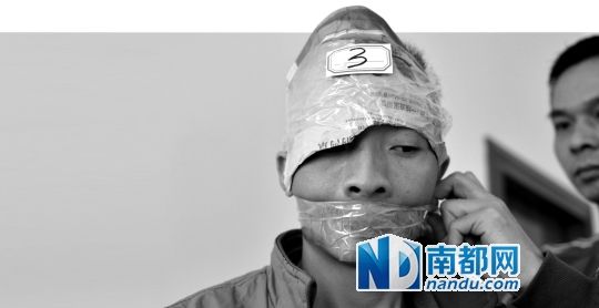 為了防止犯罪嫌疑人串供，民警用膠帶將犯罪嫌疑人的嘴封住。