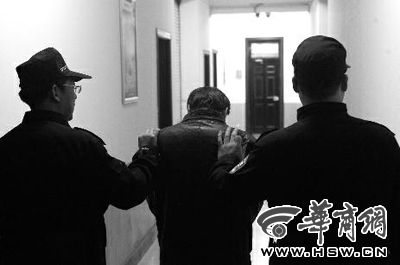 　昨日，西安市長延堡派出所，砍傷醫(yī)生的插隊患者已被警方控制 本報記者 張喆 攝