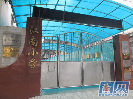 涉事學(xué)校請(qǐng)了心理專家對(duì)師生進(jìn)行輔導(dǎo)，保持學(xué)校正常教學(xué)秩序