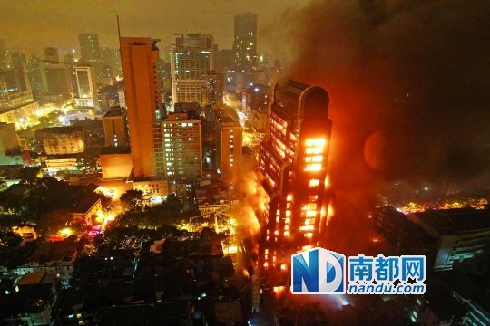 昨晚近7時(shí)，廣州越秀區(qū)起義路217號(hào)建業(yè)大廈發(fā)生火災(zāi)?；饎菝土?，將整棟大樓都燒了個(gè)通透。