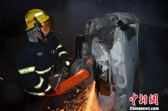 圖為消防人員破拆轎車，尋找4萬元現(xiàn)金。嚴(yán)光濤 攝