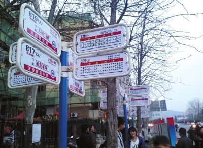 3月16日，江蘇省南京市，眾多乘客在“火車(chē)站廣場(chǎng)東”站臺(tái)候車(chē)。圖/東方IC