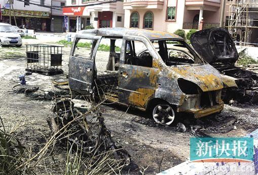 涉事面包車燒剩鐵殼。