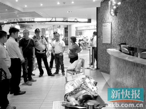 昨日，劉姐的行為引來眾人圍觀，警方再次到場進行調解。