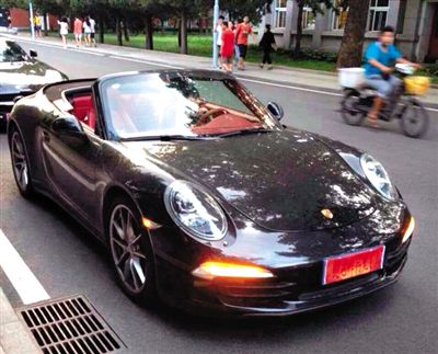 近日，一組“北體大畢業(yè)典禮豪車云集堪比車展”組圖在網(wǎng)絡爆紅。網(wǎng)絡截圖