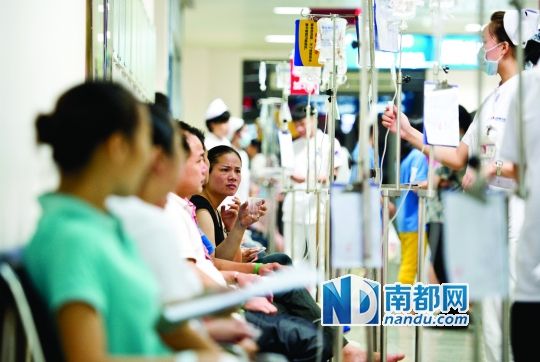 醫(yī)院走道坐滿了打吊針的員工。