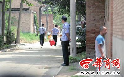 昨日，西安市閻良區(qū)譚家村，警方在事發(fā)的孫某家里勘查現(xiàn)場后，將提取的物證帶走 記者 黃利健 攝