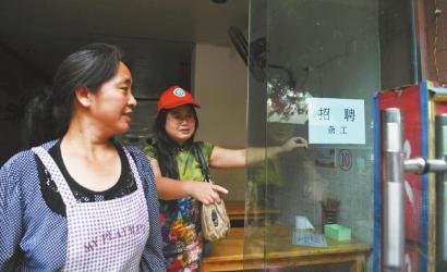 8月14日，市民志愿者體驗(yàn)城管執(zhí)法招呼商家不要亂張貼。