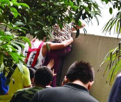 2小時(shí)后，該包工頭終于被抱下來(lái)了。
