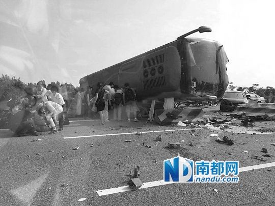 現(xiàn)場(chǎng)大客車(chē)側(cè)翻，玻璃碎落一地，車(chē)身卡在路邊水泥護(hù)欄上。 目擊者供圖