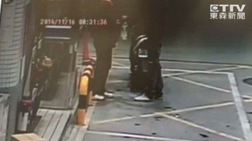 監(jiān)視器拍下男子騎車到加油站買由。圖自東森新聞