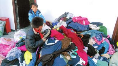學(xué)生在幫忙整理收到的捐贈衣服。得石中心校供圖