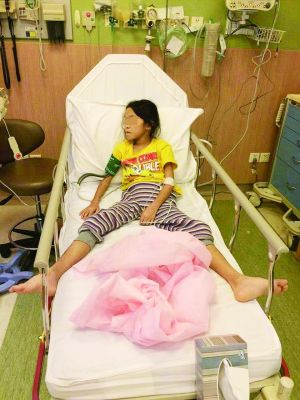 病危的8歲中國女孩菲比。