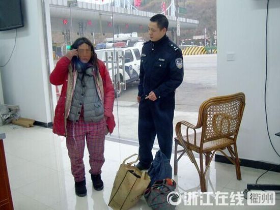 1月30日，衢州高速交警發(fā)現(xiàn)了徒步走在高速楓嶺關(guān)卡口的汪女士