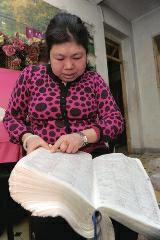 背單詞，是很多學(xué)生學(xué)習(xí)英語(yǔ)時(shí)最頭疼的事兒，而西安51歲大學(xué)英語(yǔ)老師李艷芝在兩年內(nèi)背完《英漢大詞典》22萬(wàn)個(gè)英語(yǔ)詞匯，學(xué)生稱贊其為一本活的《英漢大詞典》；兒子自小患有自閉癥，生活不能自理，20年前又與丈夫離婚，面對(duì)生活的不幸，她秉承“你必須一直向前”的信念。